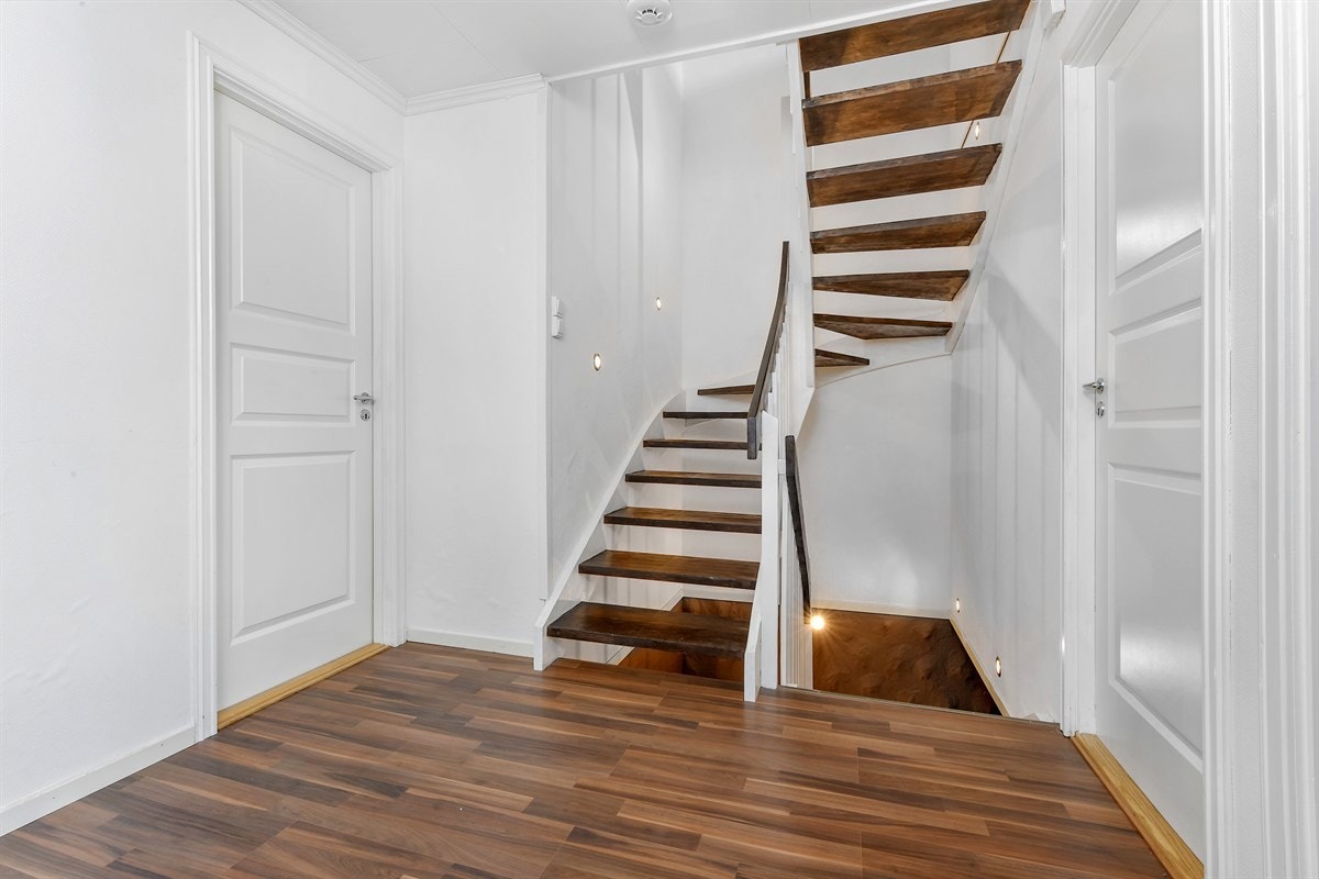 Trapp ned til boligens første etasje. Galleribilde