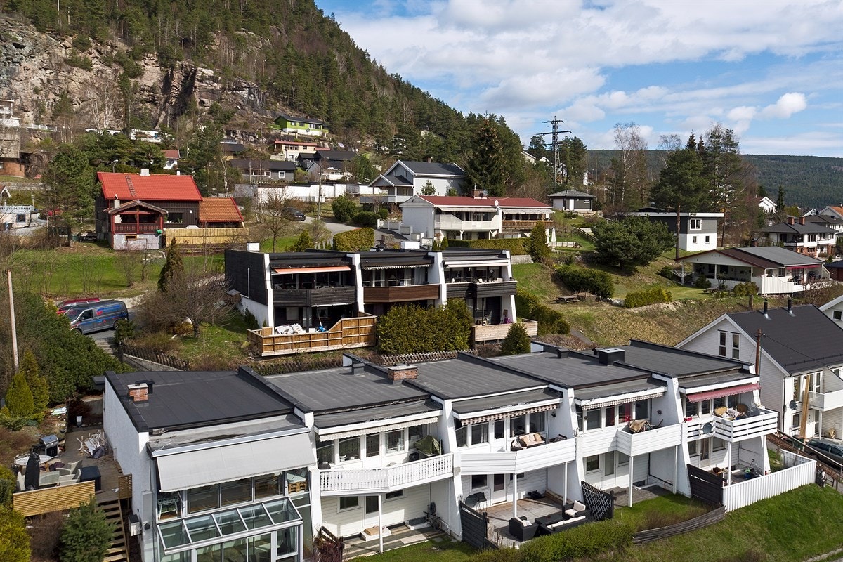 Rekkehuset ligger i enden av blindvei, i et meget attraktivt og særdeles barnevennlig boligområde på Solbergmoen i Nedre Eiker kommune. Galleribilde
