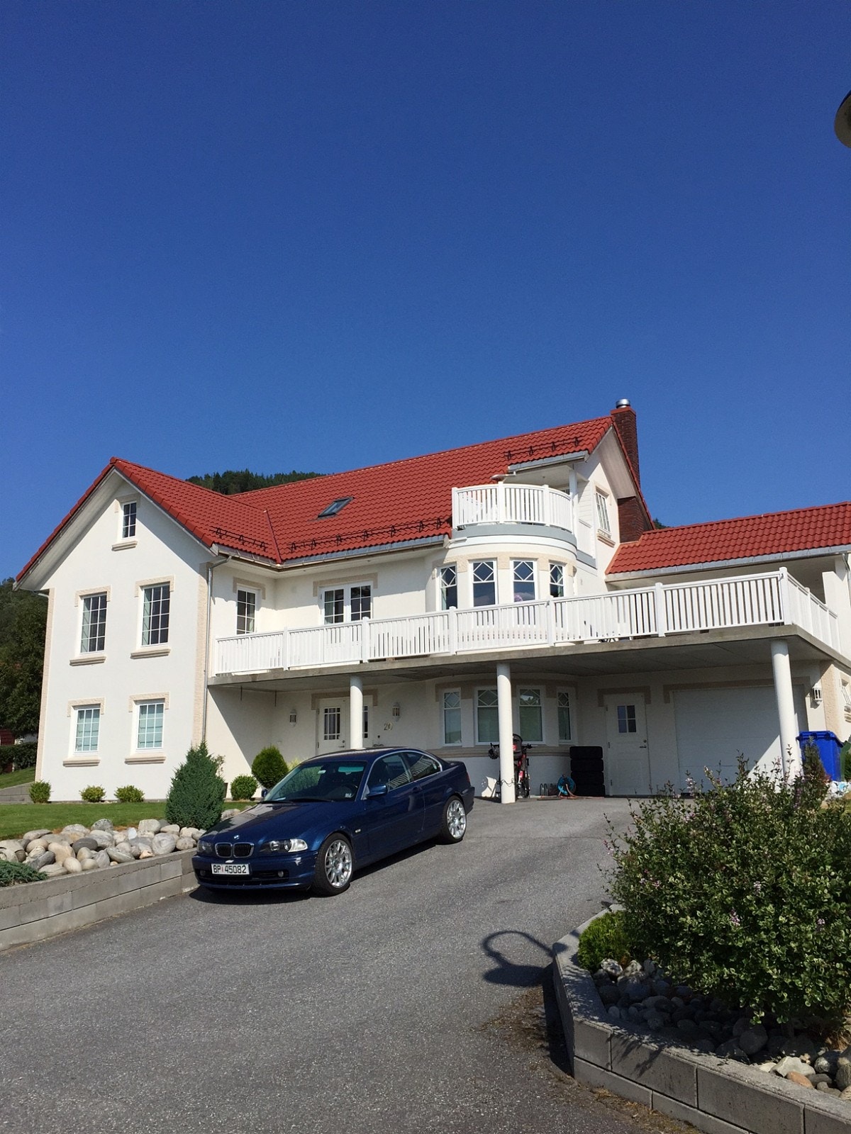 De to vinduene nede på fasaden til venstre hører til leiligheten. Privat inngang rundt hjørnet til venstre. Galleribilde