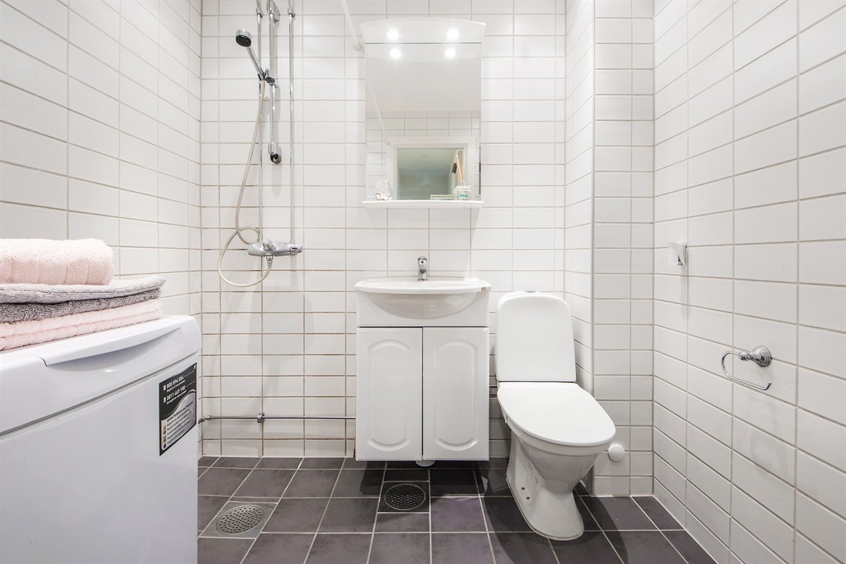 Badet ble rehabilitert i regi av borettslaget i 2006/07 og er tidløst innredet med grå fliser på gulv og hvite fliser på vegg. Galleribilde