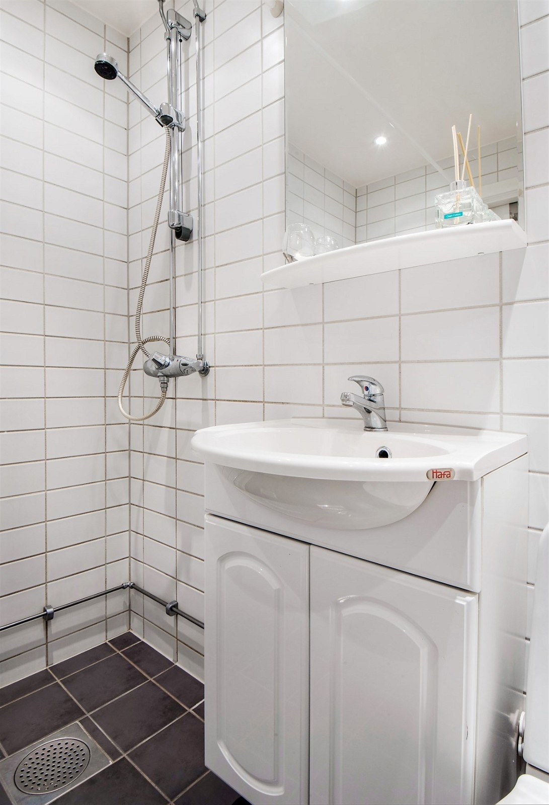 I tillegg finnes det gulvvarme, speil med belysning, enkel servant på servantskap, åpent dusjhjørne, samt opplegg for vaskemaskin og tørketrommel. Boligen har også tilgang til fellesvaskeri. Galleribilde