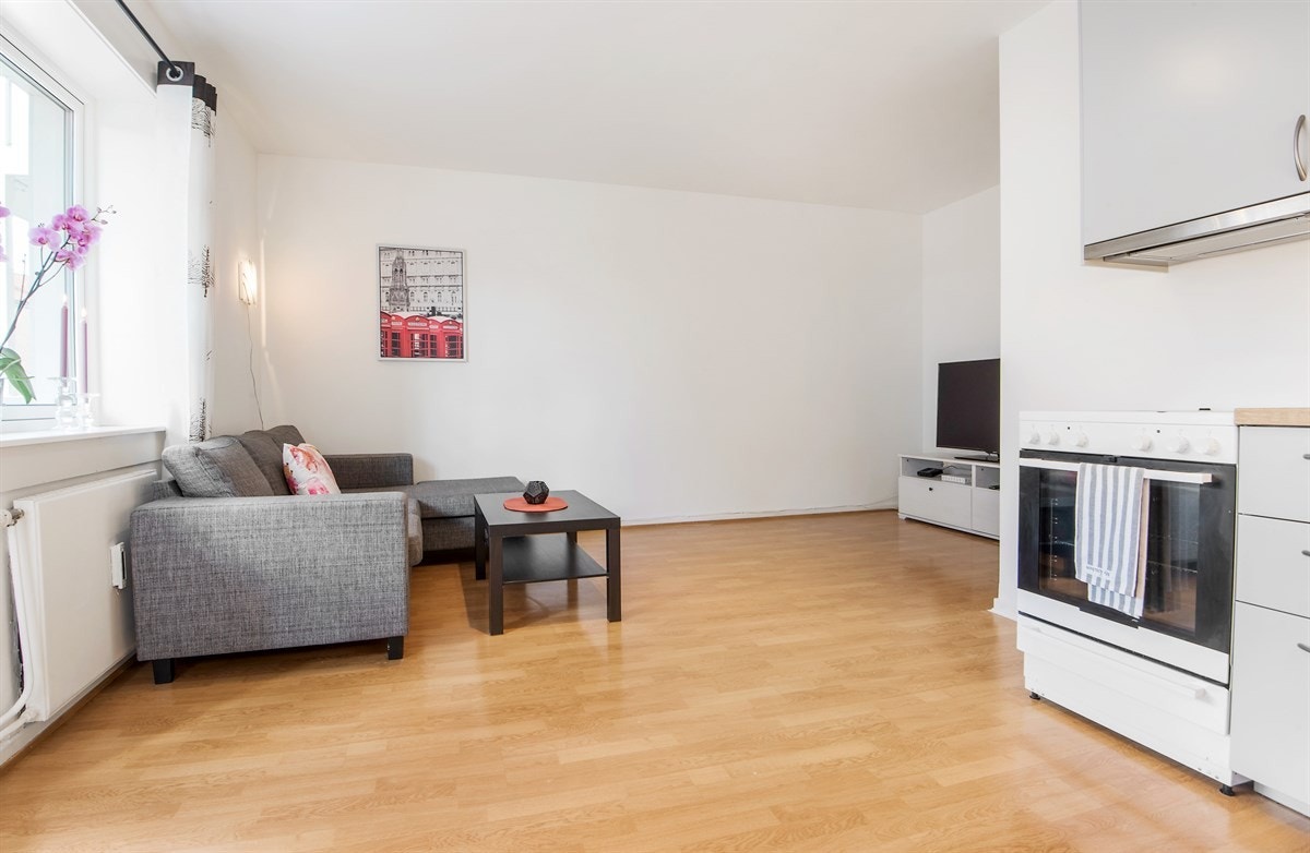 Stuen har laminat på gulv, hvitmalte vegger og god plass for plass for sofaløsning med tilhørende møblement. Galleribilde