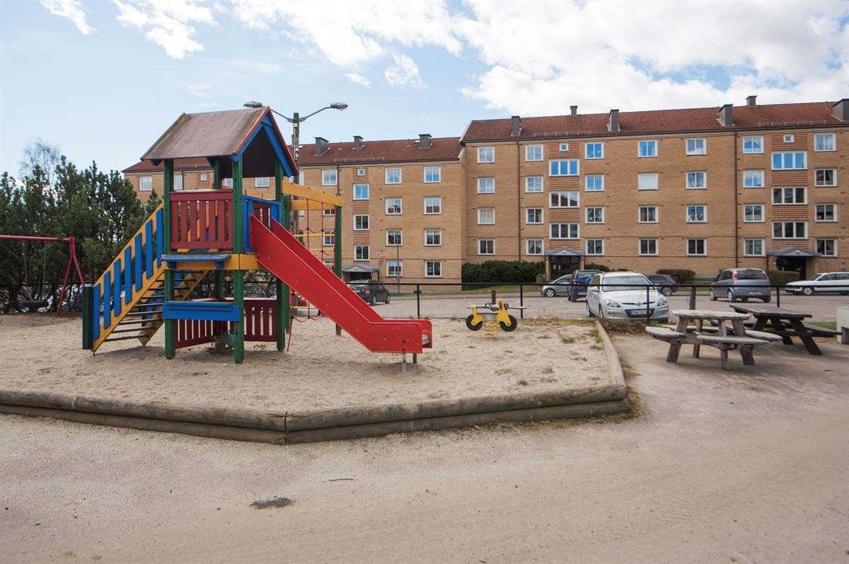 Felleseiendommen er pent opparbeidet med asfaltere internveier, plen- og grøntområder, prydbusker og diverse beplantning, lekeplass og felles sittegrupper for et sosialt miljø. Galleribilde