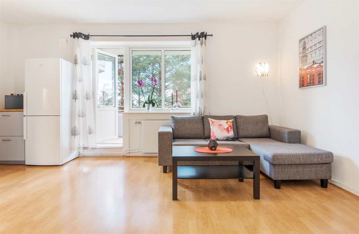 Leiligheten har en lys og tiltalende vinkelstue i åpen løsning med kjøkkenet. Galleribilde