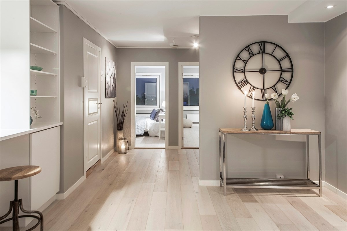 Leiligheten har en hyggelig stue med åpen kjøkkenløsning. Rommet har ny 1-stavs eikeparkett på gulv, downlights i ramme og god plass for sofaløsning med tilhørende møblement. Galleribilde