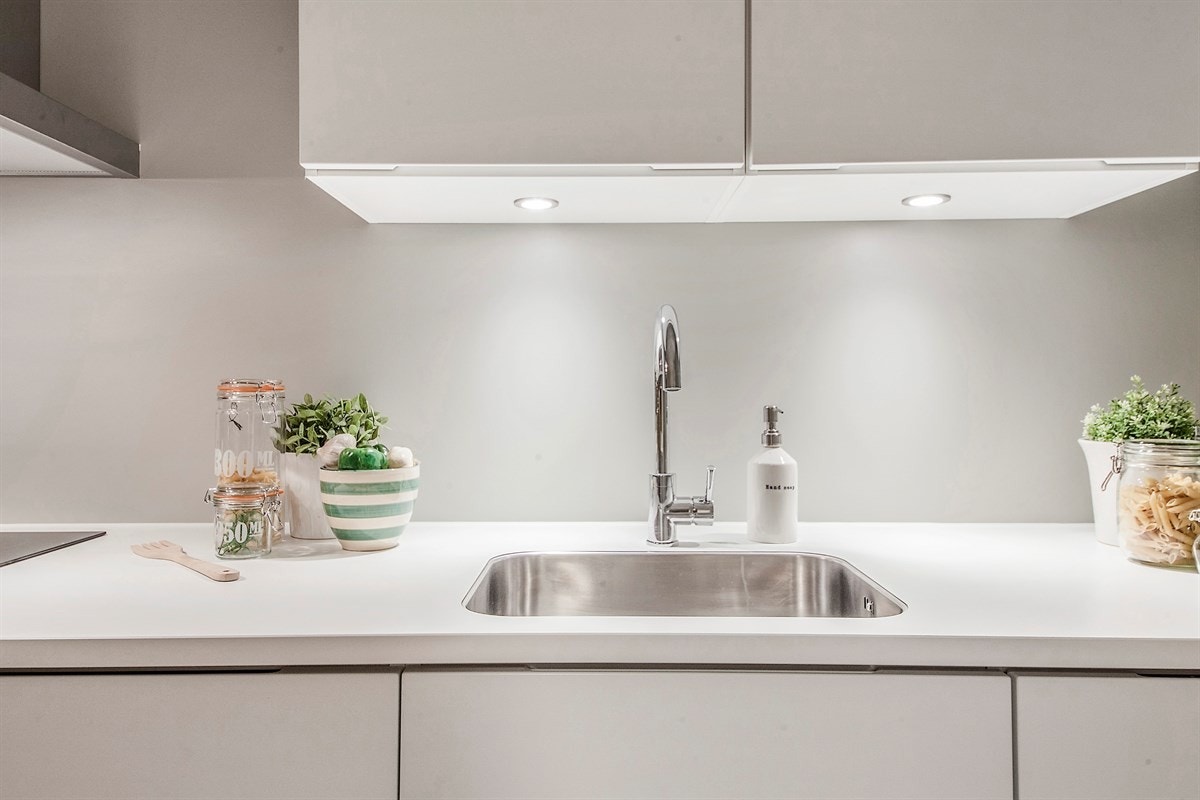 Underlimt vask i kjøkken, gjør det ekstra praktisk og moderne. Galleribilde