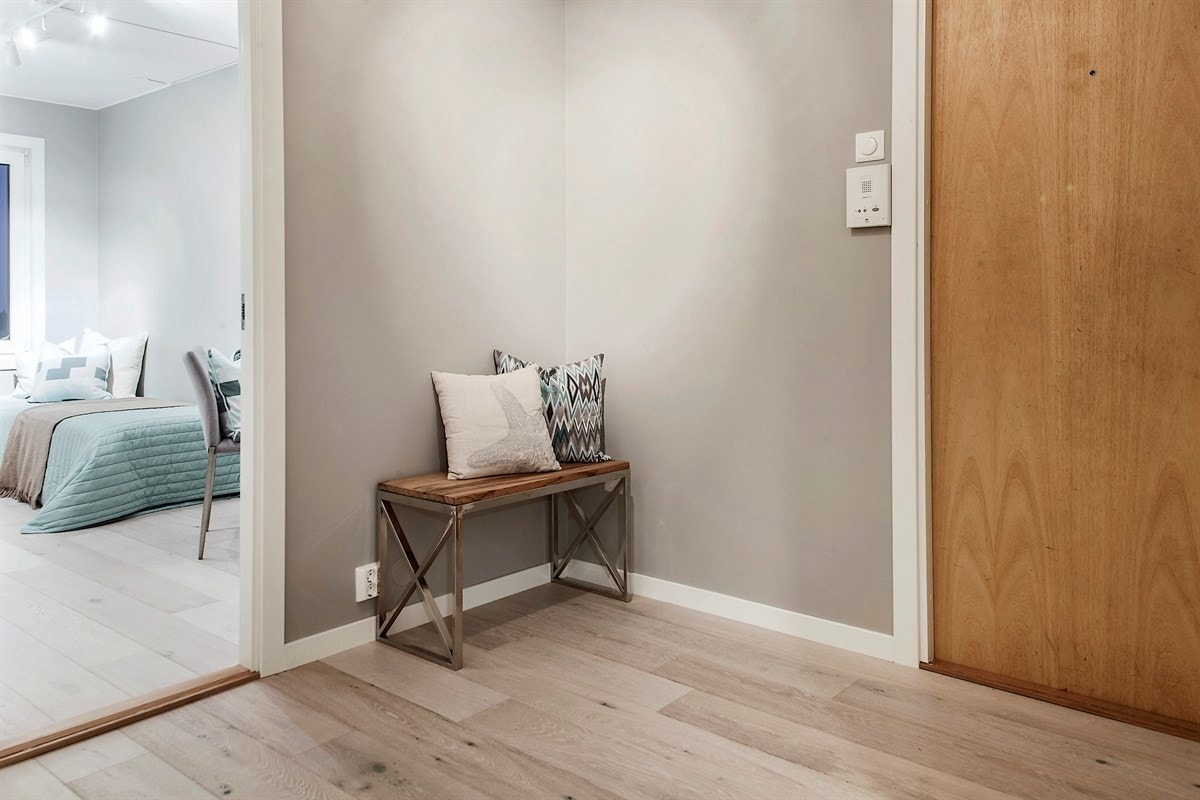 Entreen gir et tiltalende førsteinntrykk av leiligheten og byr på ny 1-stav eikeparkett, helsparklede overflater og et delikat fargevalg, noe som er gjennomgående for leiligheten. Galleribilde