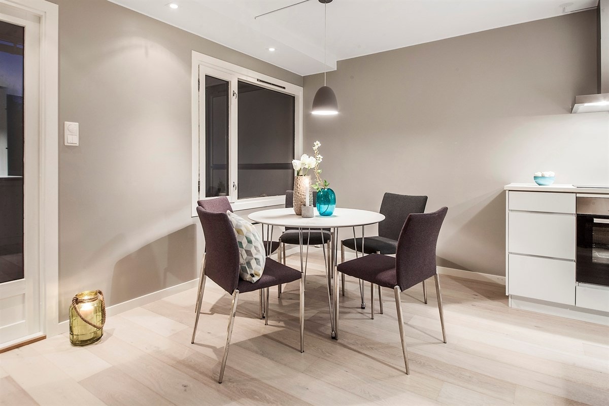 Det er god plass for spisestueløsning. Spisestuen kan erstattes med et 3. soverom. Galleribilde