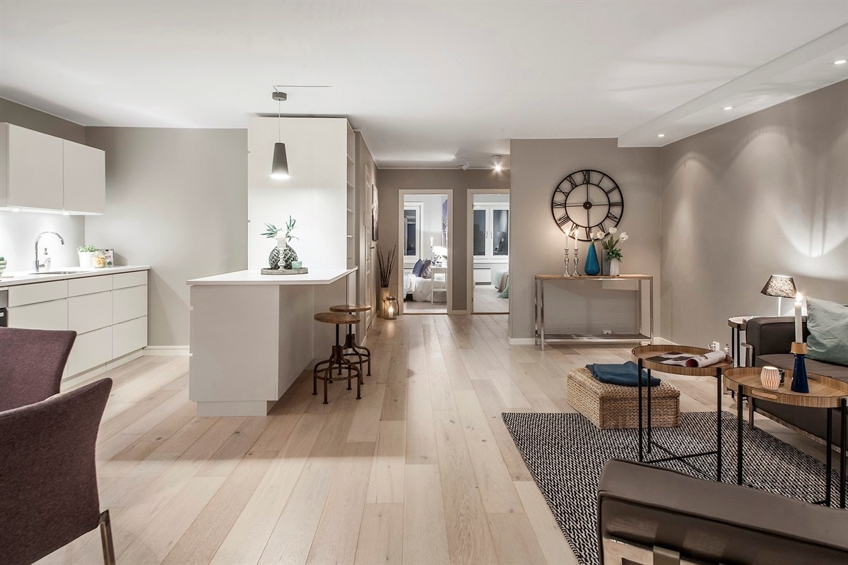 Leiligheten har en hyggelig stue med åpen kjøkkenløsning. Rommet har ny 1-stavs eikeparkett på gulv, downlights i ramme og god plass for sofaløsning med tilhørende møblement. Galleribilde