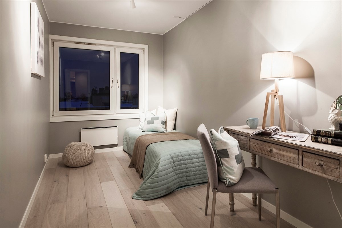 Leiligheten har to soverom med god plass for garderobeløsning, hvorav hovedsoverommet har dør til en Fransk balkong. Galleribilde