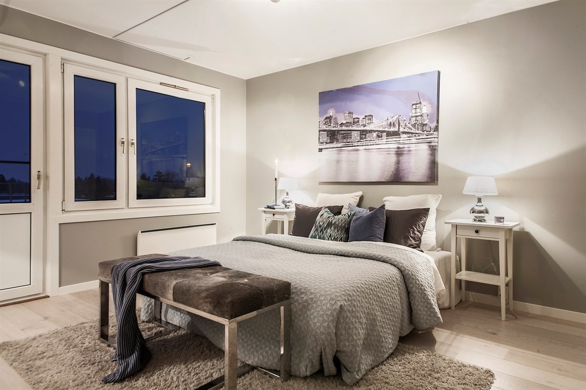 Leiligheten har to soverom med god plass for garderobeløsning, hvorav hovedsoverommet har dør til en Fransk balkong. Galleribilde