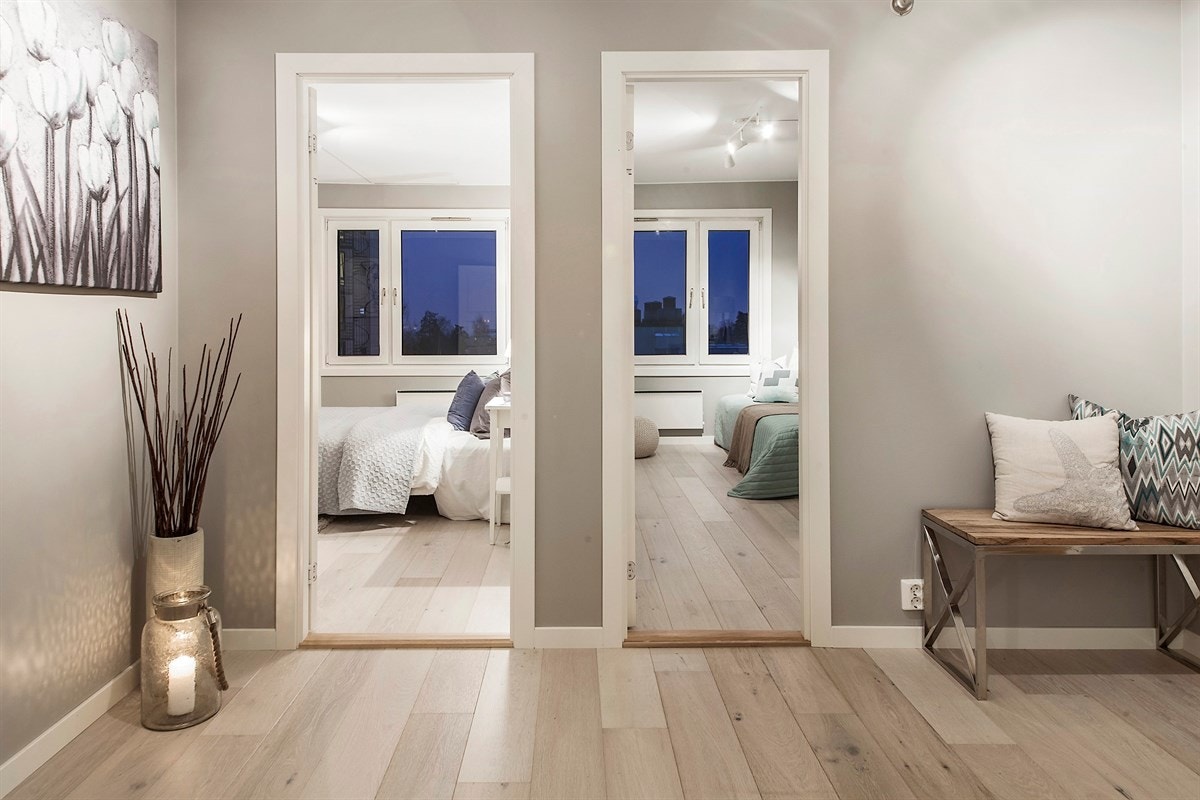 Entreen gir et tiltalende førsteinntrykk av leiligheten og byr på ny 1-stav eikeparkett, helsparklede overflater og et delikat fargevalg, noe som er gjennomgående for leiligheten. Galleribilde