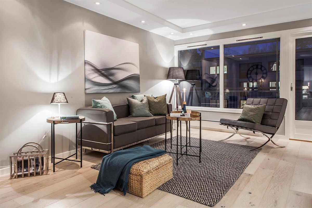 Leiligheten har en hyggelig stue med åpen kjøkkenløsning. Rommet har ny 1-stavs eikeparkett på gulv, downlights i ramme og god plass for sofaløsning med tilhørende møblement. Galleribilde