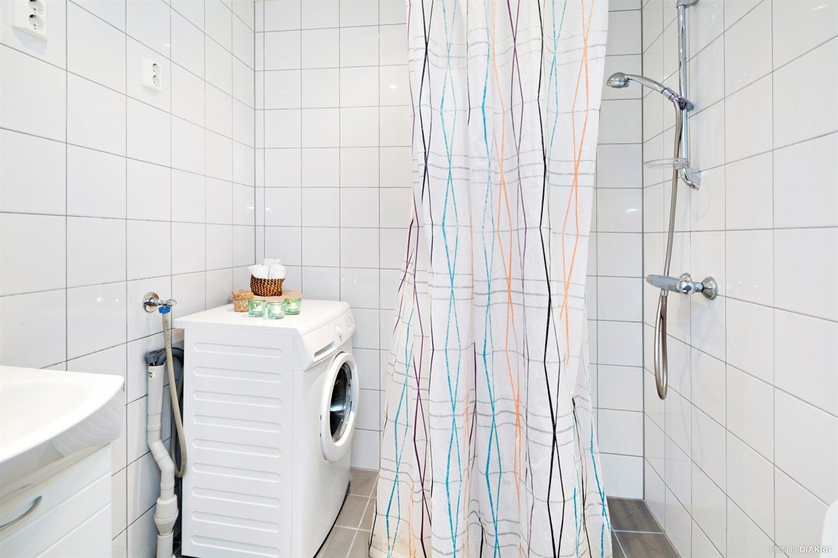 Flislagt og pent bad med dusj, wc og servant Galleribilde