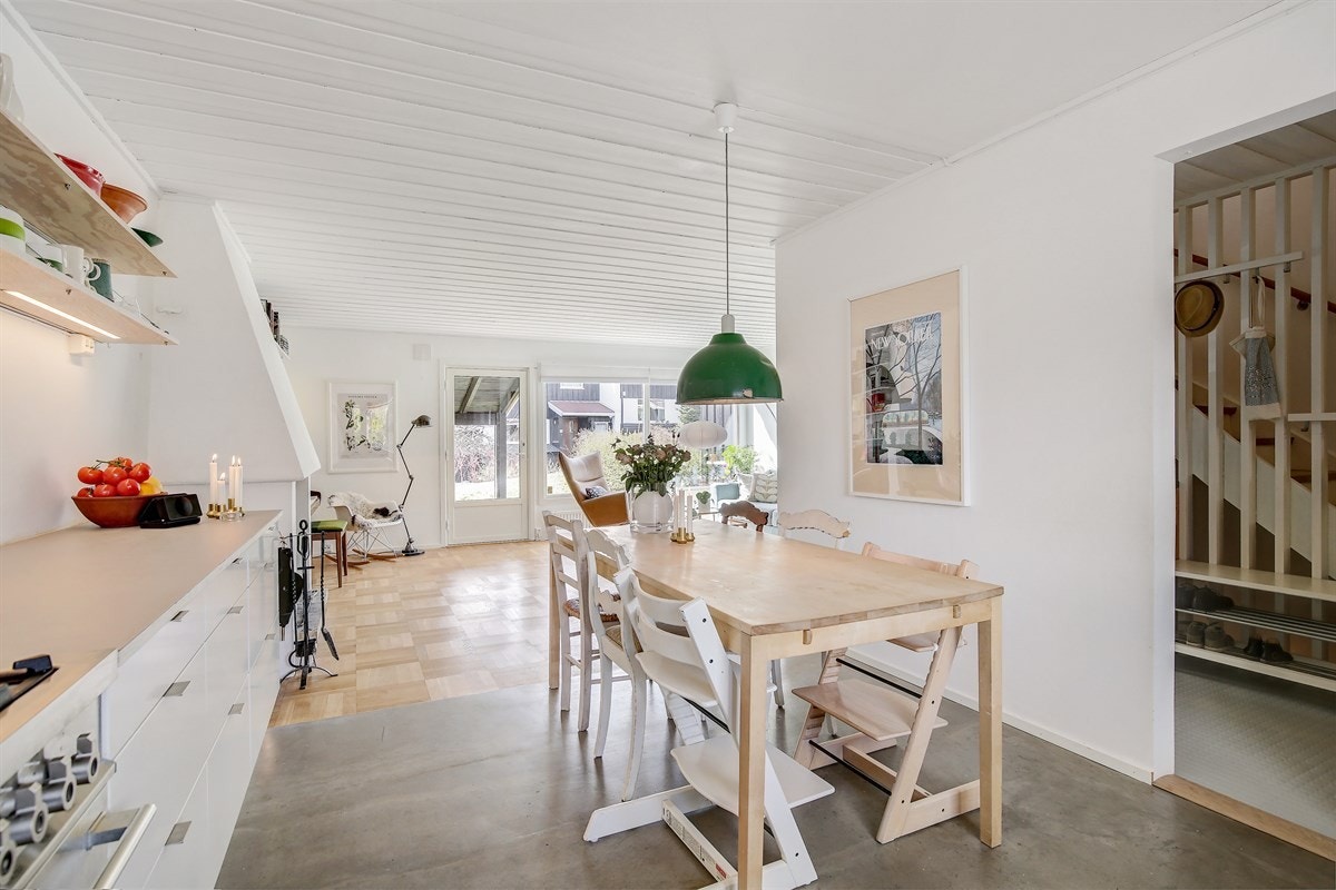 Kjøkkenet ligger atskilt fra stuen men gir likevel god oversikt ut mot hagen. Galleribilde