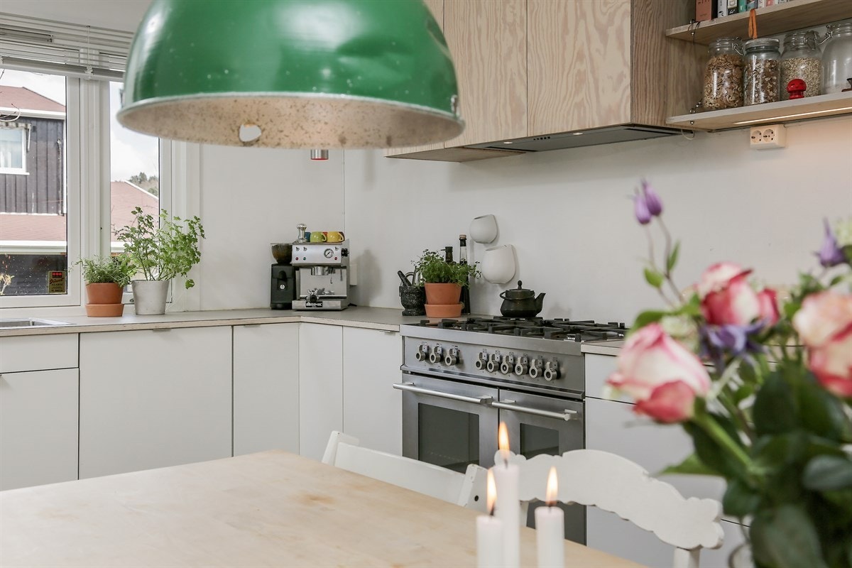 God plass til stor spisestue. 90 cm komfyr (Bertazzoni) i rustfritt stål med to elektriske ovner (30+60) og 5 gassbluss. Galleribilde
