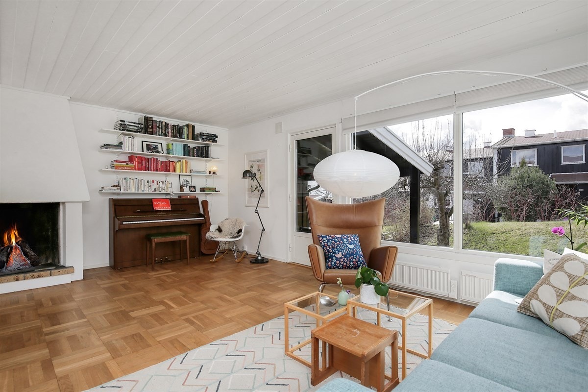 Stuen er pent oppusset og fremstår lys og fin. Galleribilde