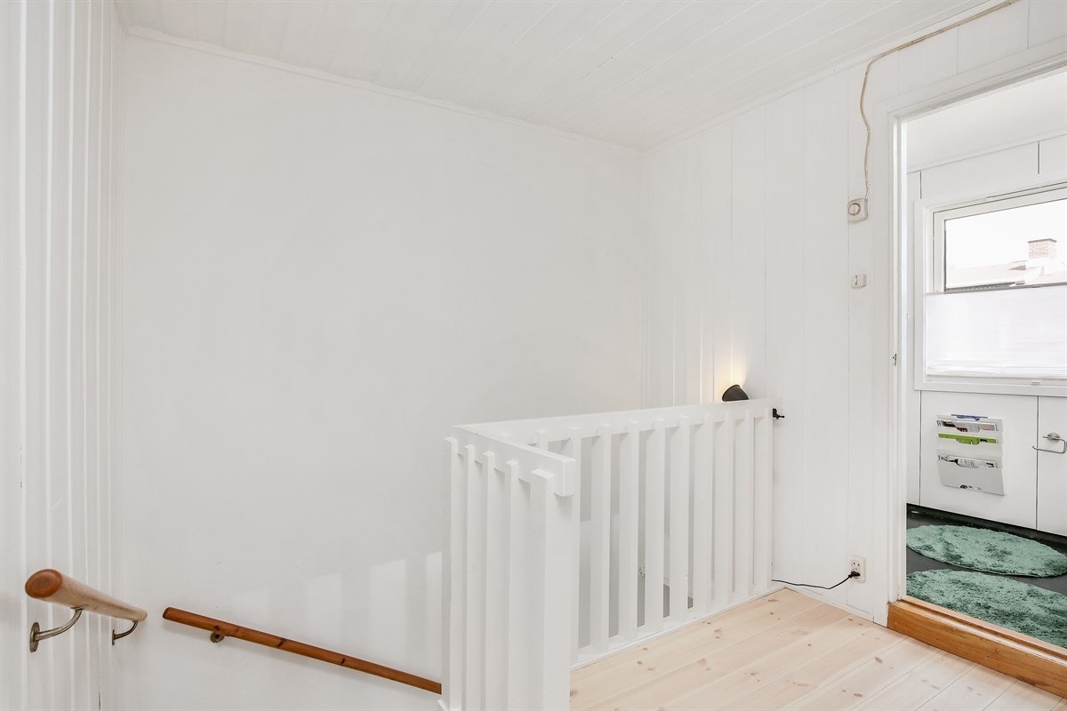 Trappegangen i 2. etg. har loftsluke med adkomst lagringsloft. Galleribilde