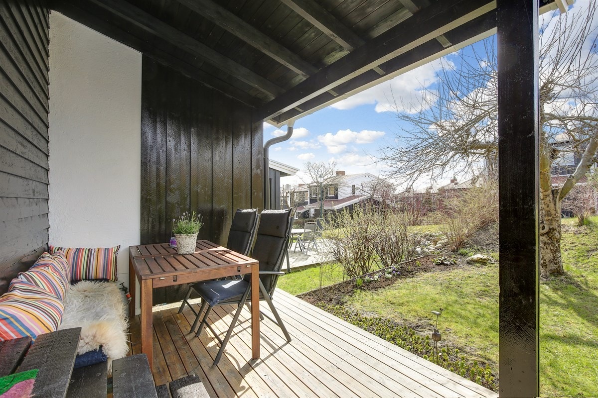 Det er tilhørende hage på baksiden av huset (sørvendt) med adkomst fra delvis overbygd terrasse. Galleribilde