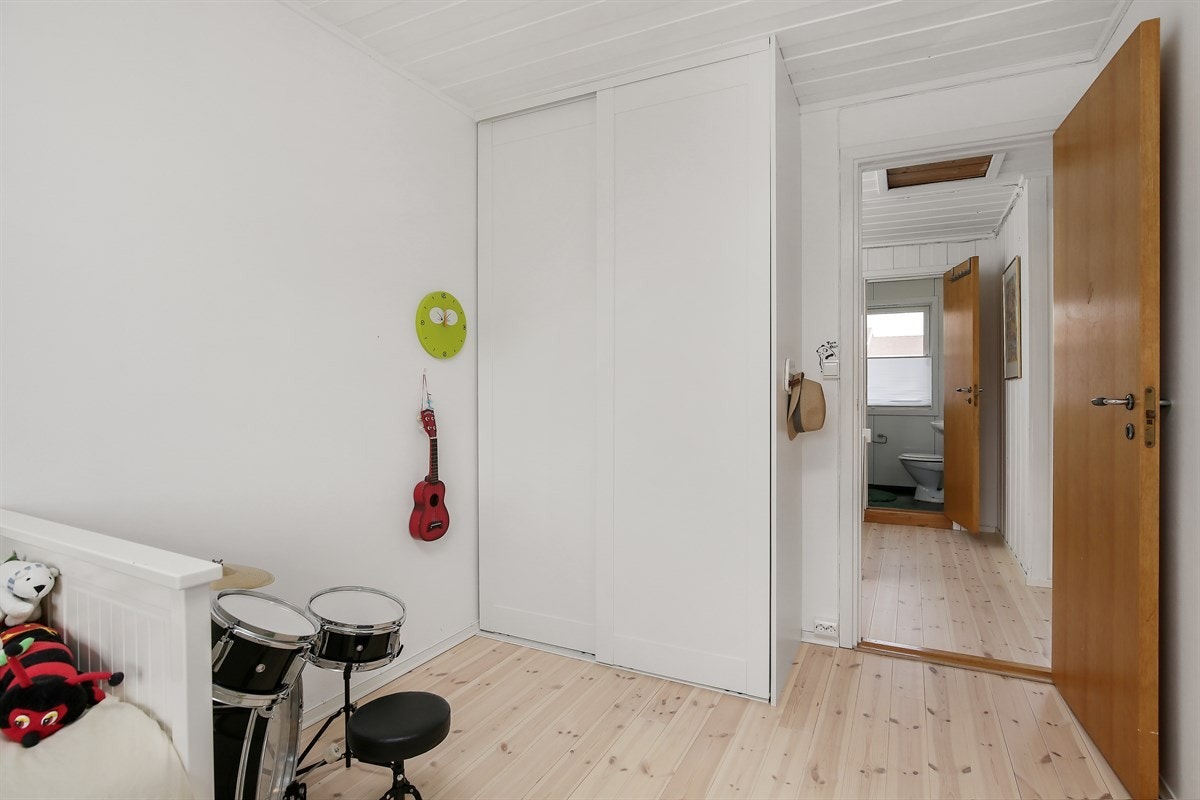 Soverom 2 har også garderobeskap, samt at det er en meget praktisk bod i gangen mellom soverommene. Galleribilde