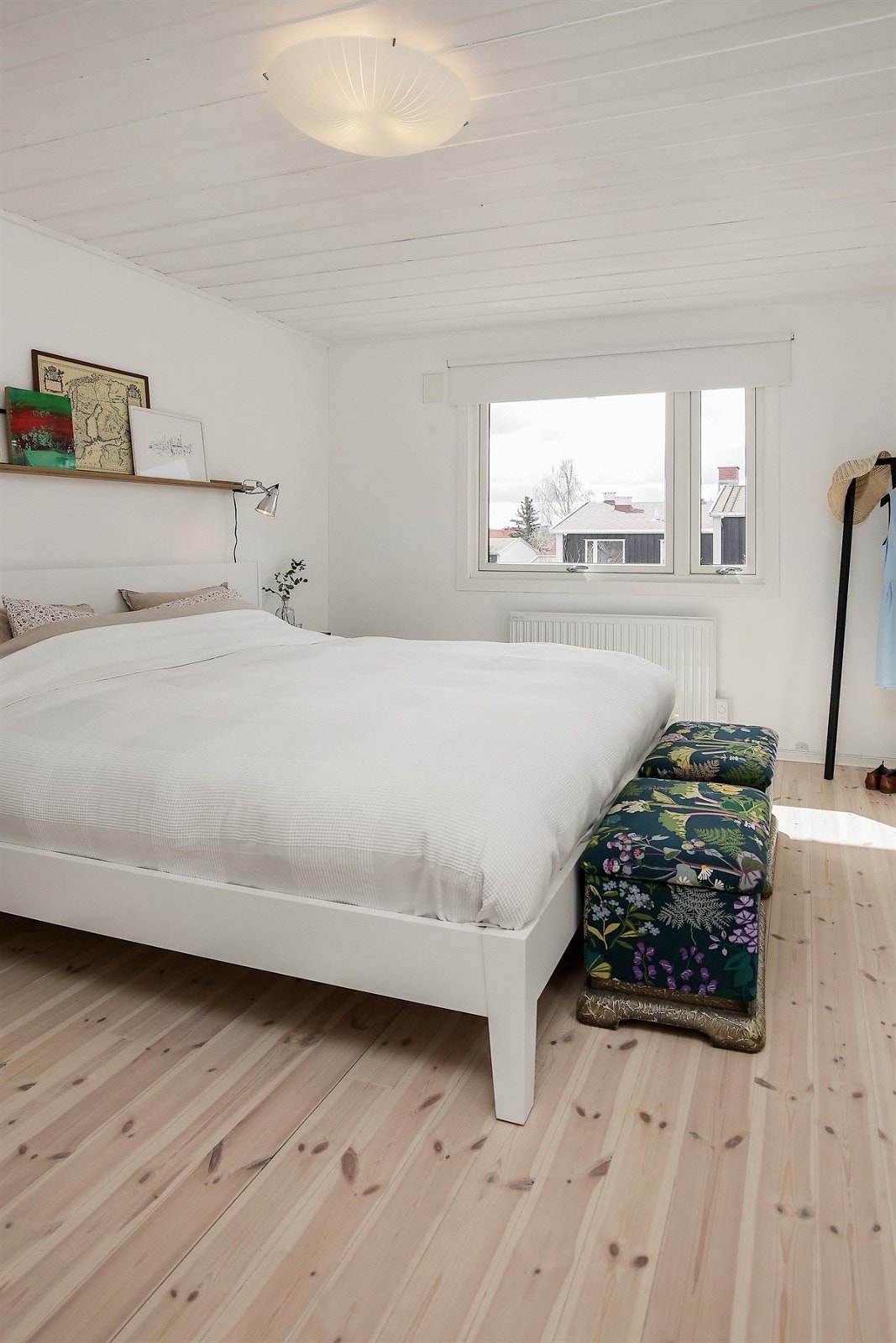 Lyst og romslig hovedsoverom. Galleribilde