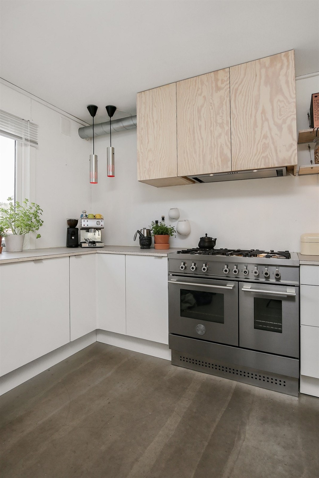 Kjøkkenet er oppusset de senere år og fremstår både moderne såvel som praktisk og innbyr til sosial matlaging. Galleribilde