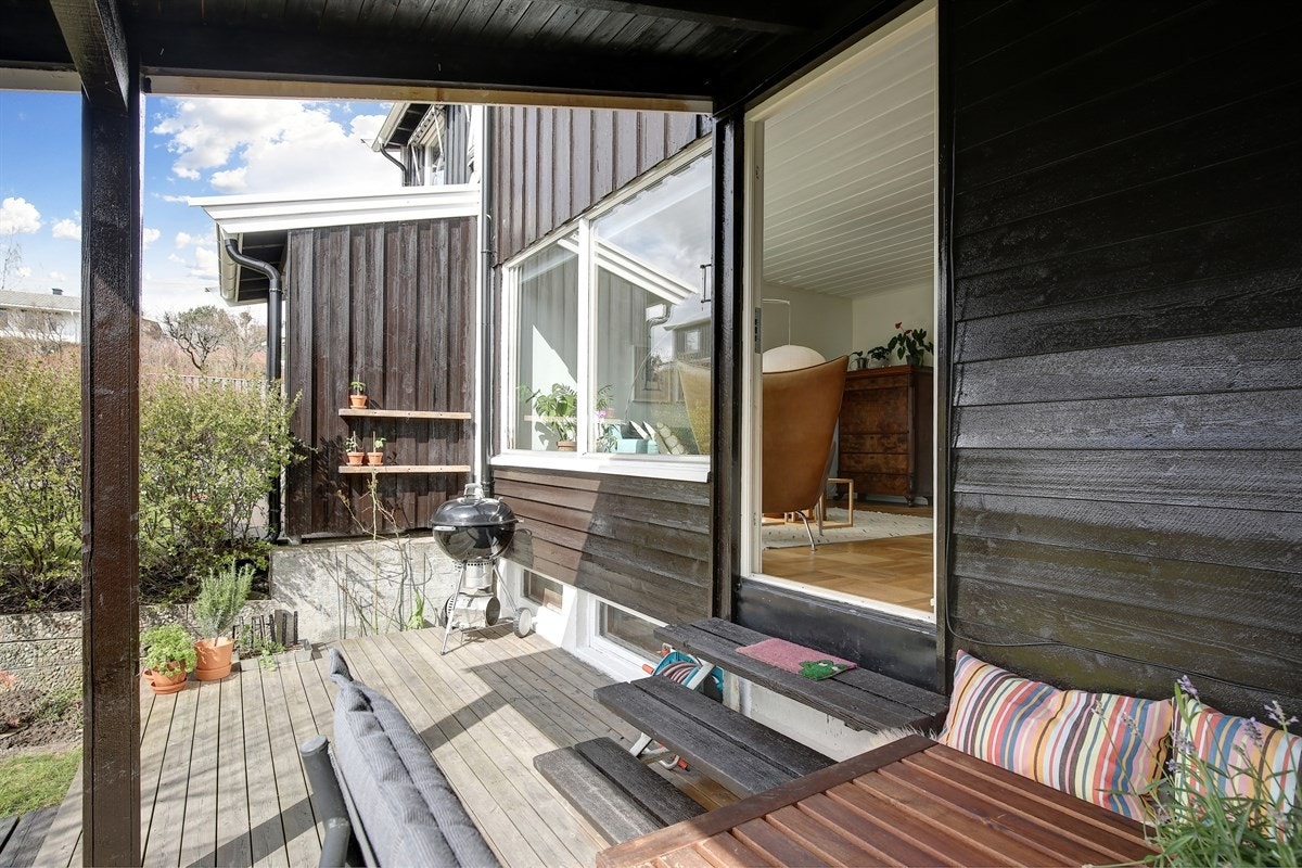 Terrassen innbyr til utemåltider med enkel adkomst fra stue og kjøkken. Galleribilde