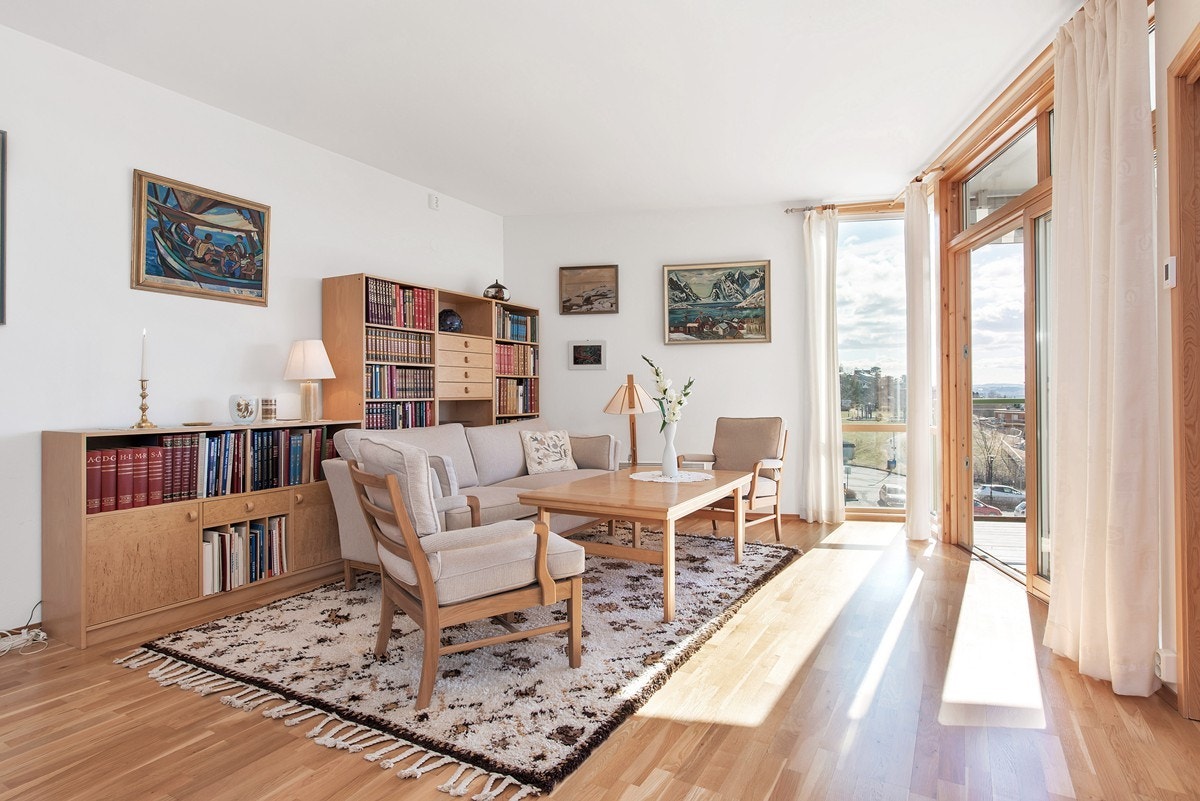 Fra stuehjørnet nyter man god utsikt og sitter skjermet for innsyn. Galleribilde