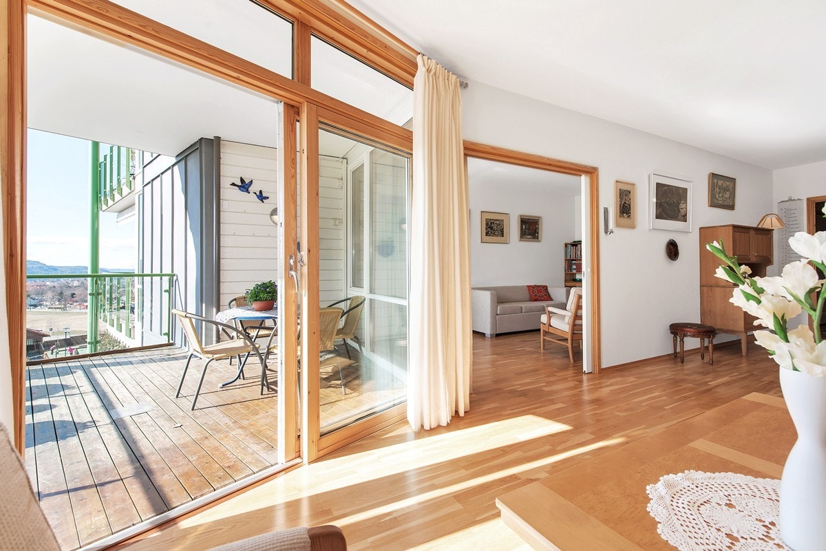 Lys og luftig stue med utgang til solrik veranda med flott utsikt. Galleribilde