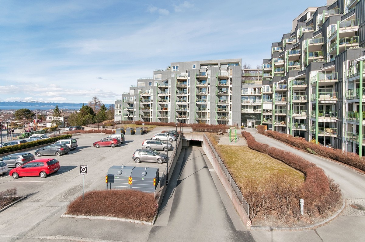 Leiligheten ligger sør-vestvendt i fløyen som stikker ut fra Bergheim Amfi Galleribilde