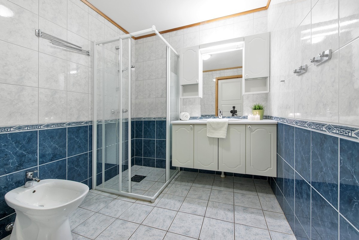 Romslig bad med dusjhjørne, bide og moderne baderomsinnredning. Galleribilde