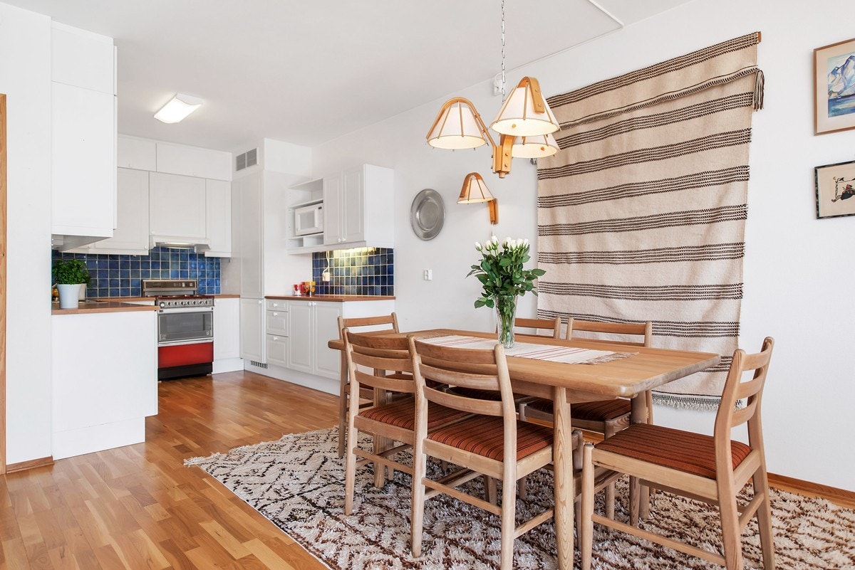 Romslig spisestue og tilbaketrukket kjøkkenkrok. Galleribilde