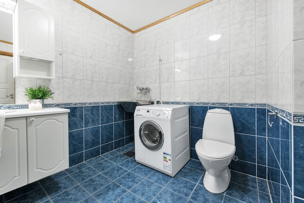 Stort flislagt bad/vaskerom Galleribilde