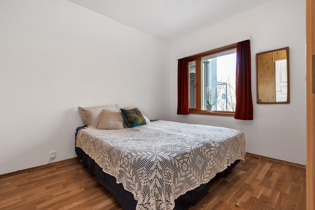 Stort hovedsoverom. I motsetning til mange av sameiets indre soverom vender vinduet ut mot friluft. Galleribilde