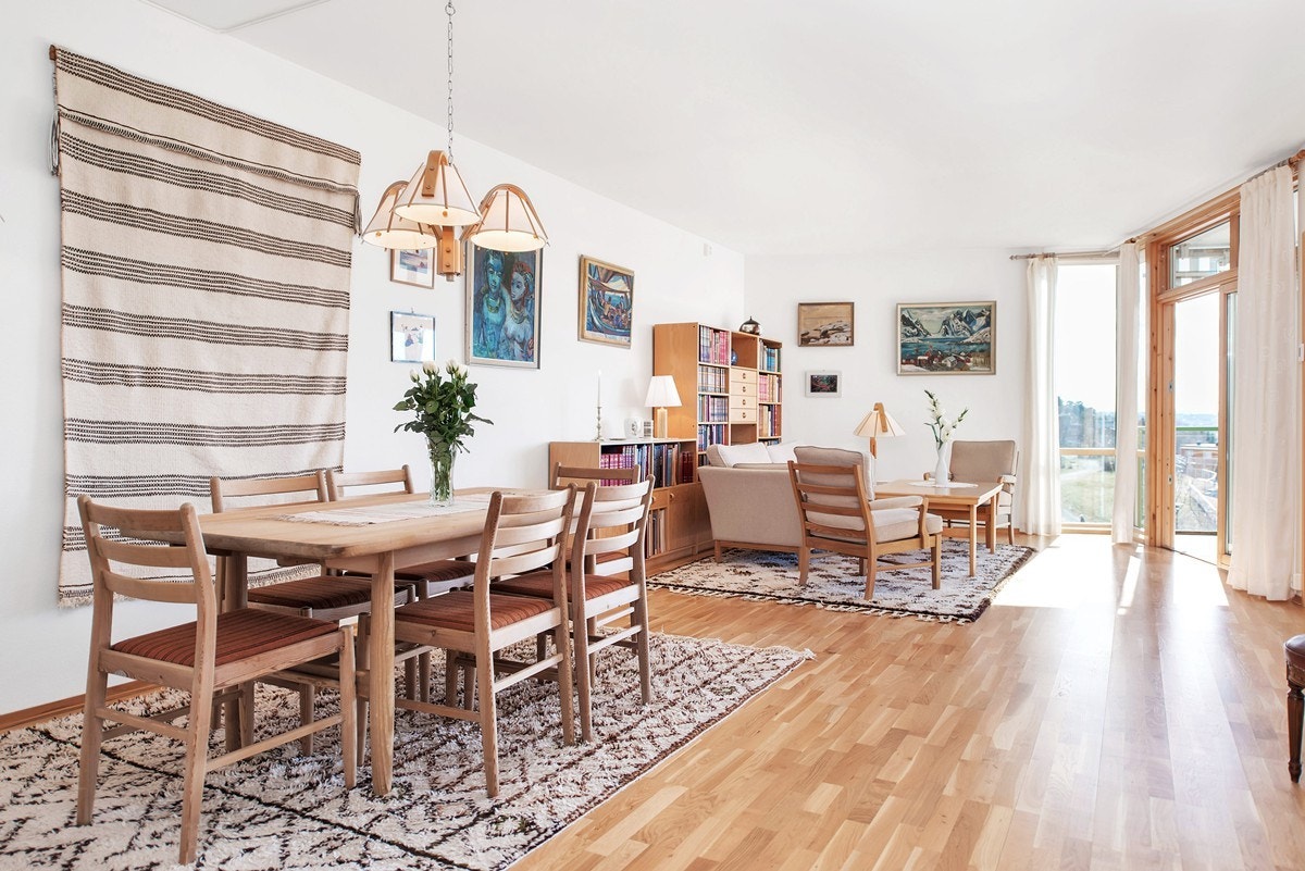 Lys og romslig stue med god takhøyde og store vindusflater. Galleribilde