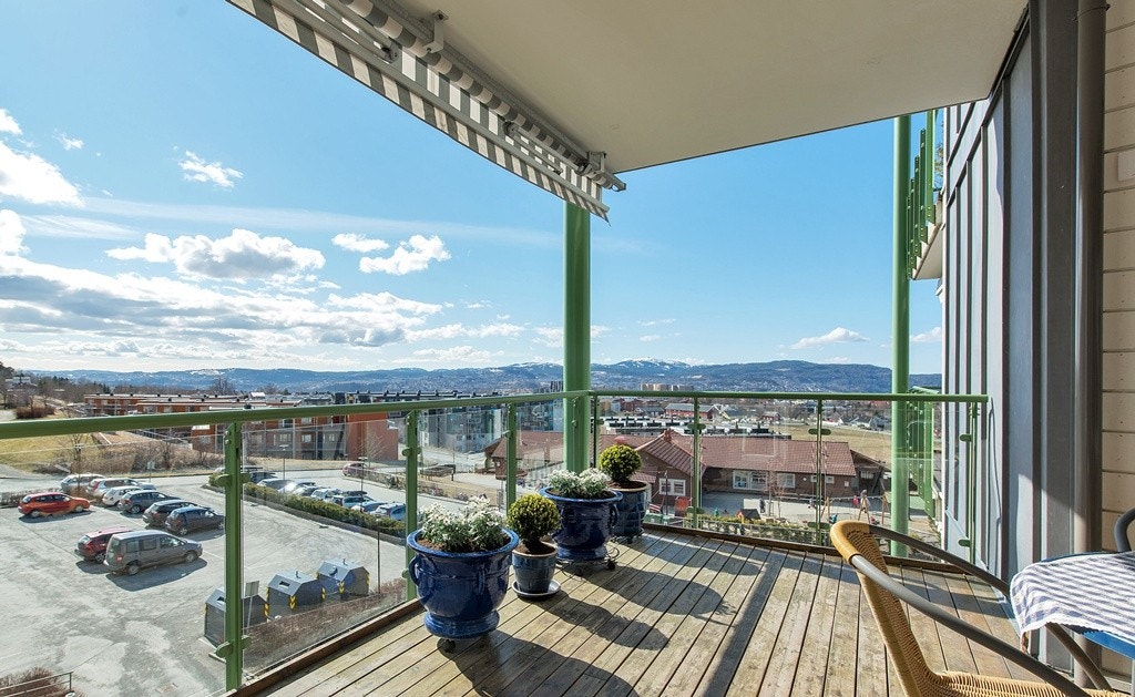 Velkommen til Bergheim og en stor 4-roms selveierleilighet i 4.etg. med 2 baderom, heis, P-kjeller og fantastisk utsikt! Meglerhuset Nylander v/ Jahn Dalheim. Galleribilde