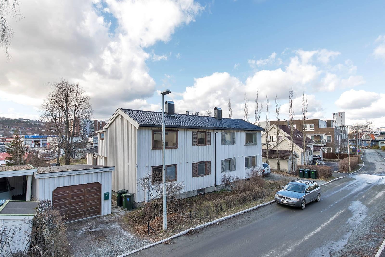 Eiendommen ligger i en enveiskjørt gate med lite trafikk. Området betegnes som både rolig og barnevennlig Galleribilde