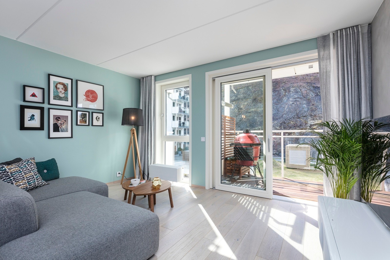 Åpen og luftig stue med glassflater fra gulv til tak. Utgang til deilig balkong. Galleribilde