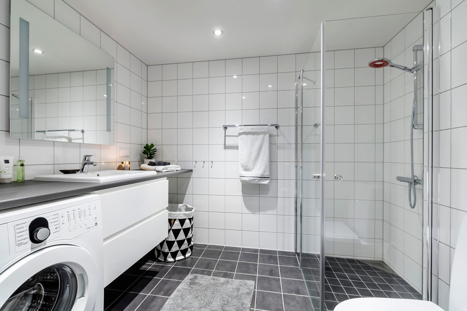 Stort delikat bad med varmekabler. Opplegg til vaskemaskin og tørketrommel Galleribilde