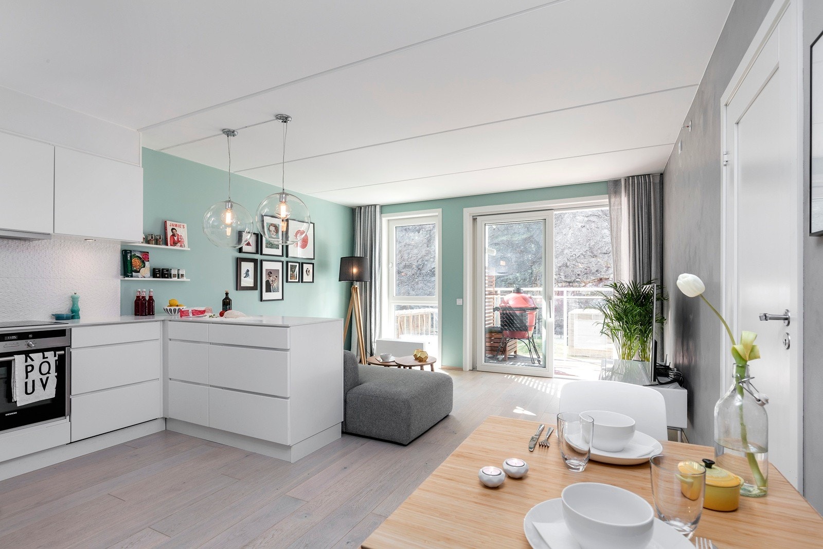 Leiligheten har en åpen og moderne løsning og rommer fin plass til spisebord. Legg merke til oppgradert gulv og tøffe fargevalg. Galleribilde