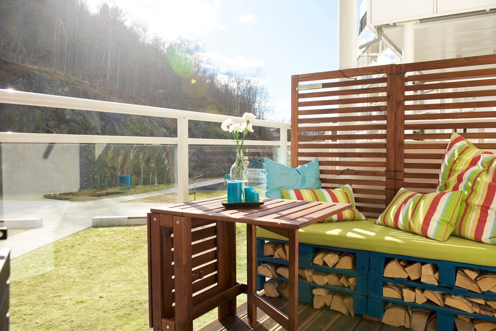 Balkong med spesial bygget sitteplass Galleribilde