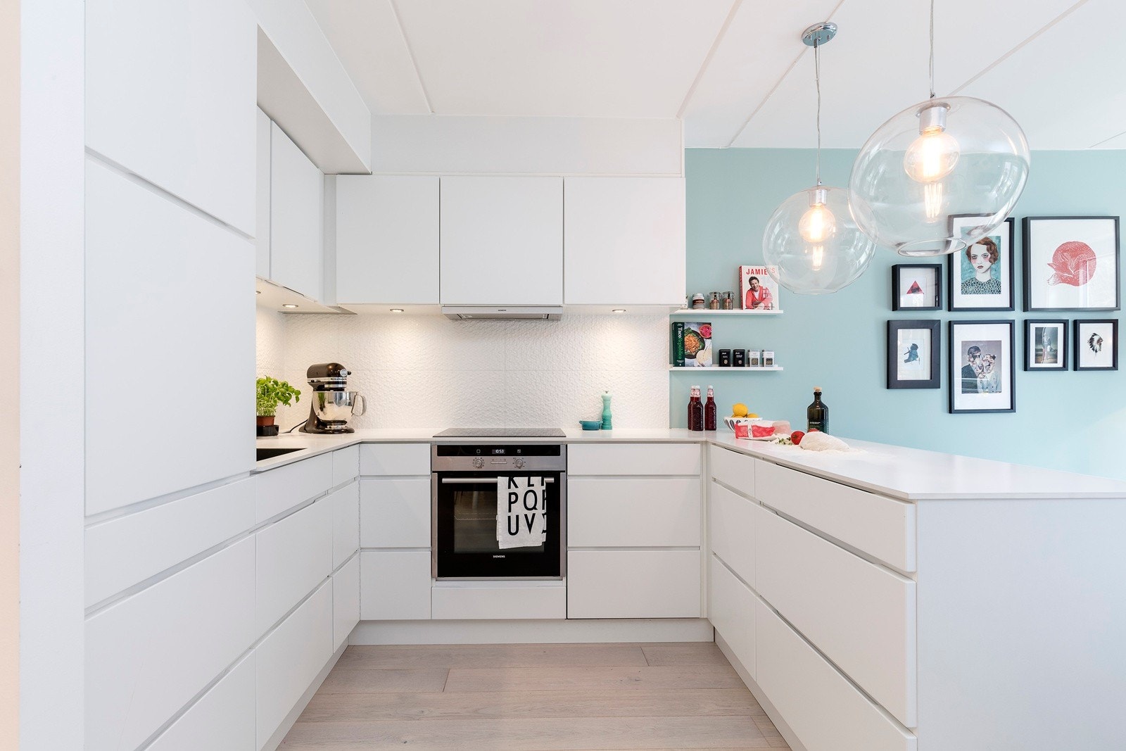 Stilren kjøkkeninnredning fra Kvik med integrerte hvitevarer. Galleribilde