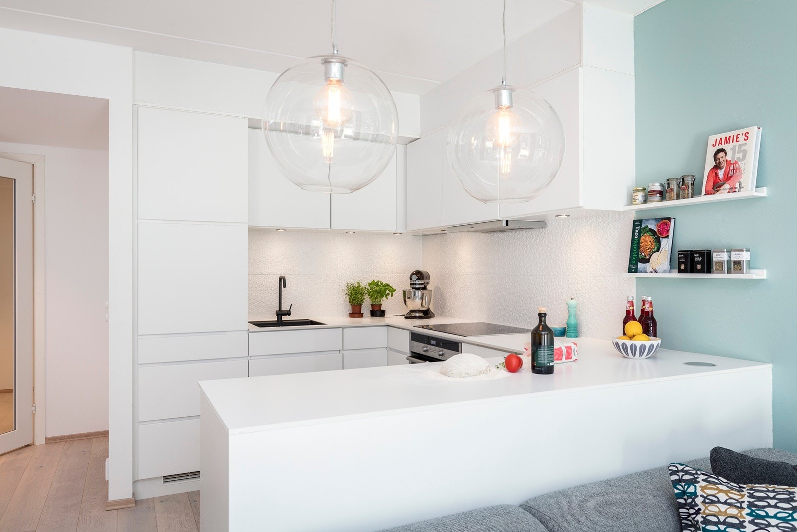 Kjøkken med forlenget kjøkken-øy. Her er det lett å tilberede alle slags måltider Galleribilde