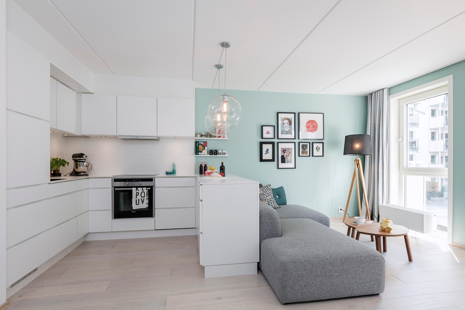 Åpen og moderne stue og kjøkkenløsning Galleribilde