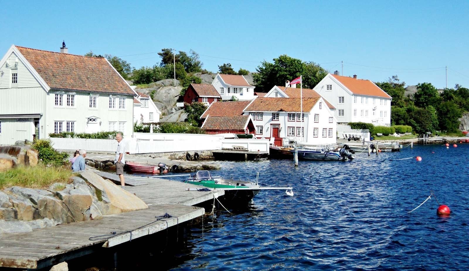 Brekkestø Brygge er kjent for sitt yrende folkeliv om sommeren. Velger du å tilbringe en sommer i Brekkestø, vil du aldri glemme den. Galleribilde