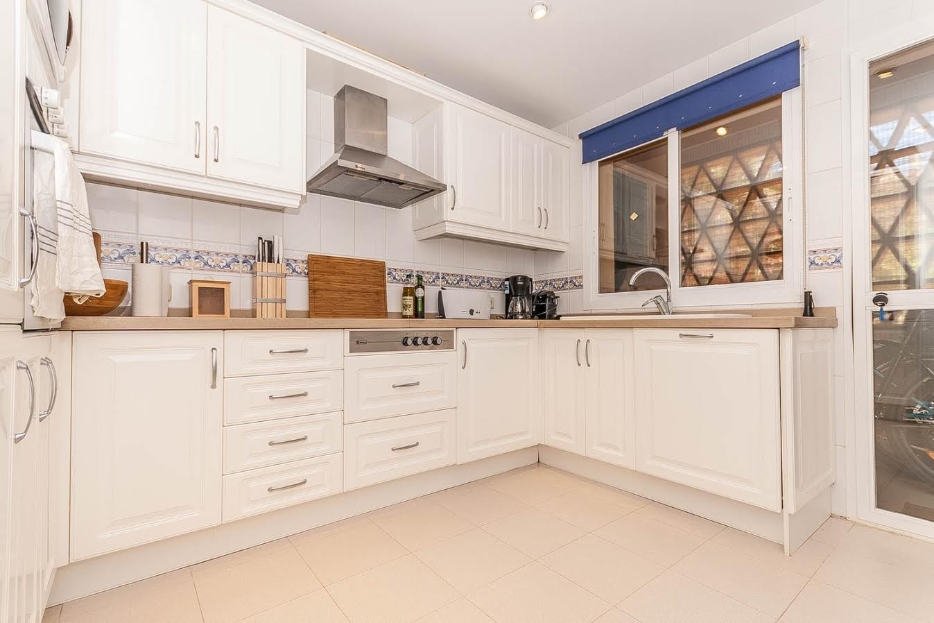 Fullt utstyrt og praktisk kjøkken Galleribilde