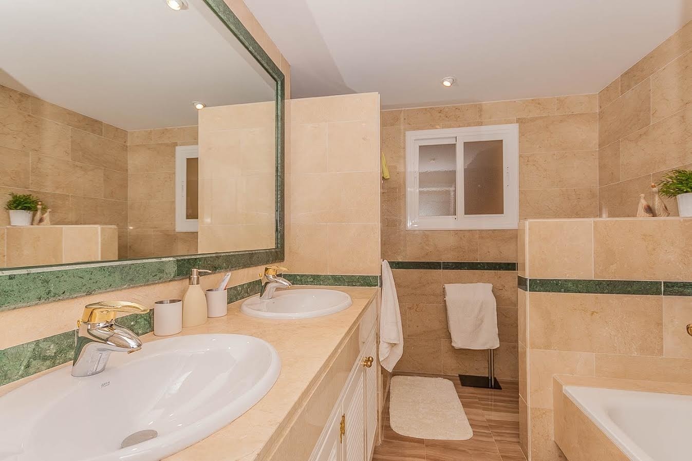 Bad i tilknytning til masterbedroom Galleribilde