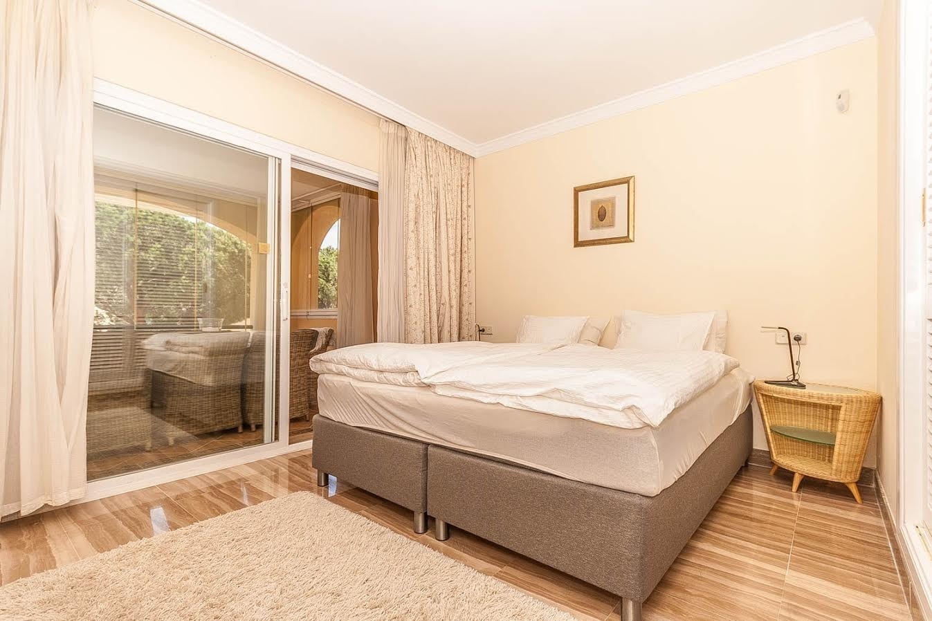 Masterbedroom med skyvedør ut til terasse Galleribilde