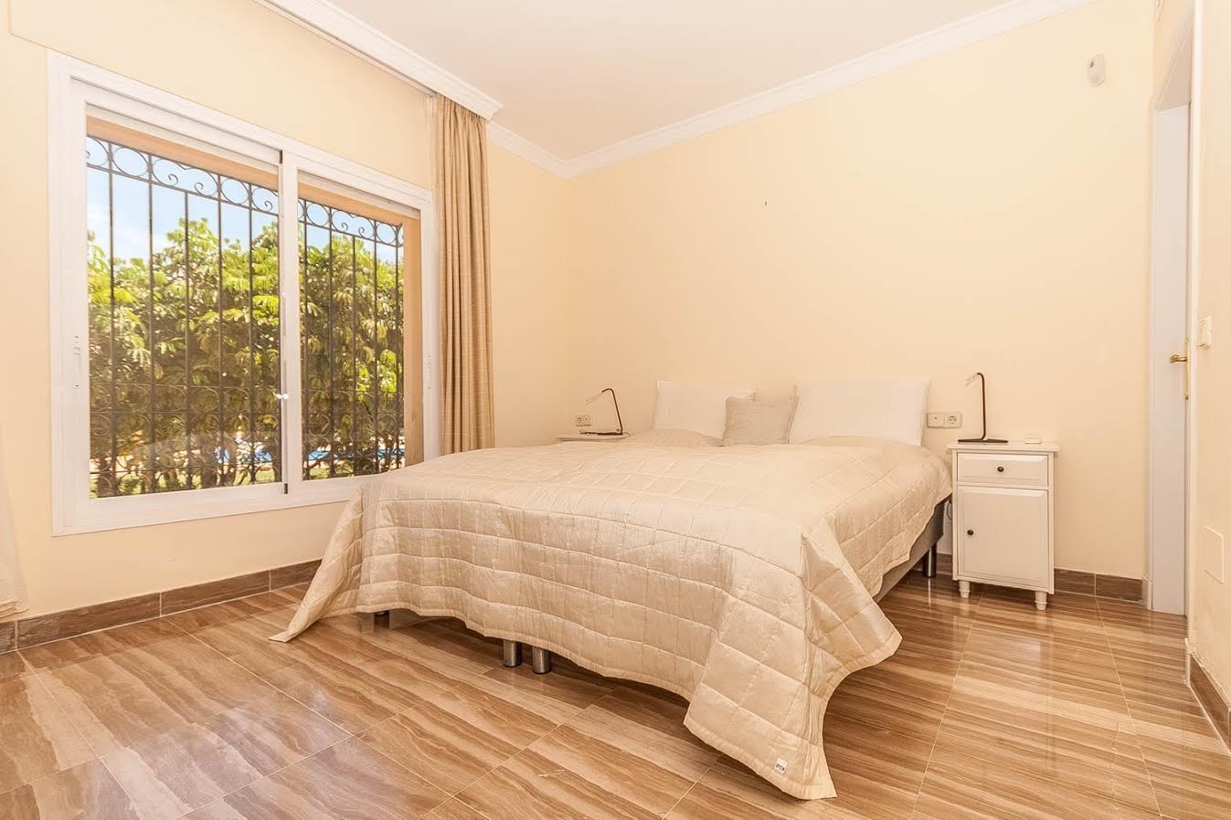 Soverom 2. Basseng sees ut av vindu Galleribilde