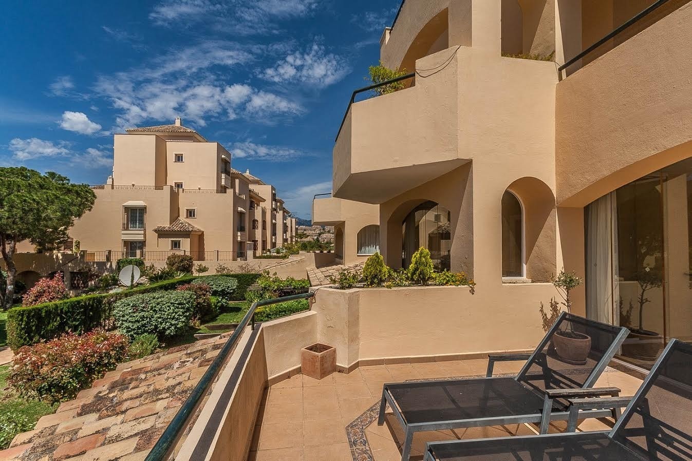 Terasse ute med sol hele dagen. Blikk mot fjellene Galleribilde